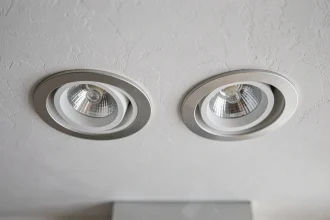 Comparaison côte à côte d'une ampoule GU10 et d'une ampoule GU5.3 MR16 dans des spots encastrables au plafond d'une cuisine moderne