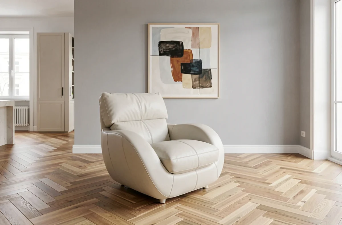 Fauteuil lounge design cuir blanc cassé dans un salon moderne au parquet en chevrons